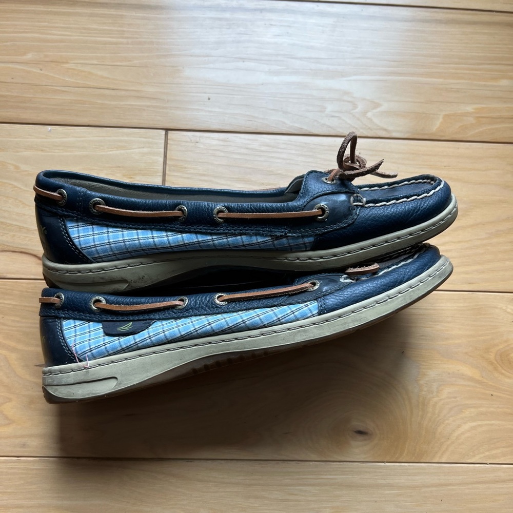 Women’s Sperry Top-Sider boat shoes, navy and plaid, size 9.5